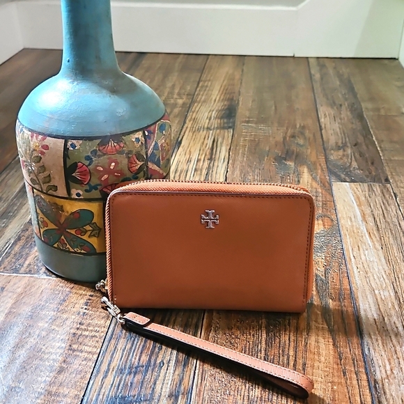 Tory Burch Women's Tan Leather Clutch Wristlet / Wallet. - Picture 3 of 13